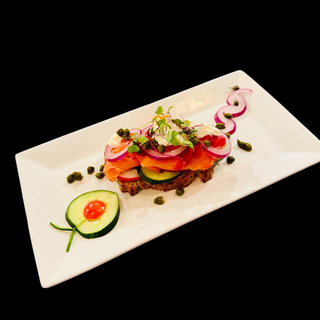 SMOKED SALMON TOAST 