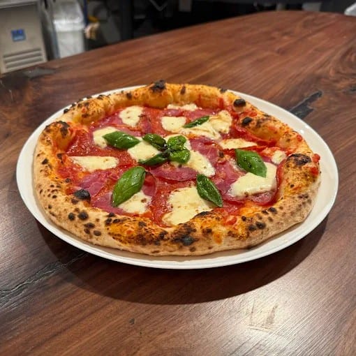 12" Classic Margherita Pizza.